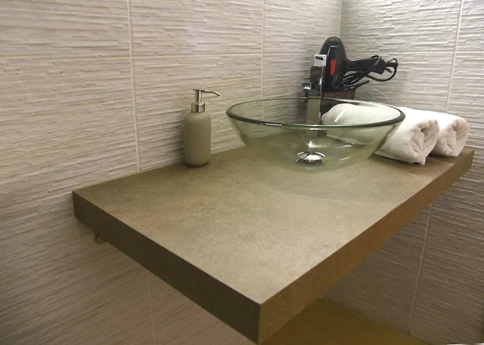 לינה וארוחת בוקר La Perla & בארי